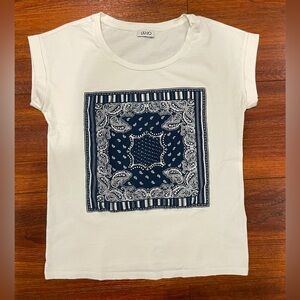 LIU JO WHITE AND BLUE BANDANA PRINT T SHIRT W GEMSTONES. Size small